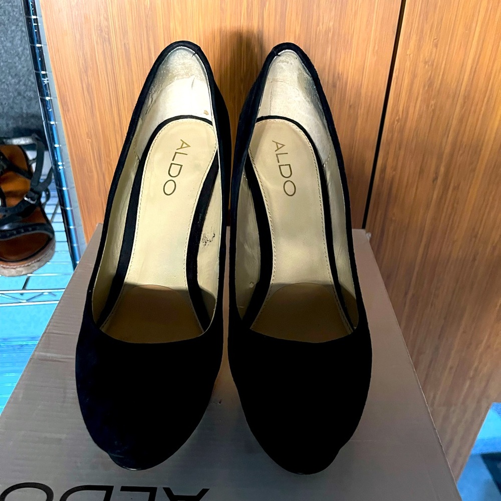 Also black suede pumps